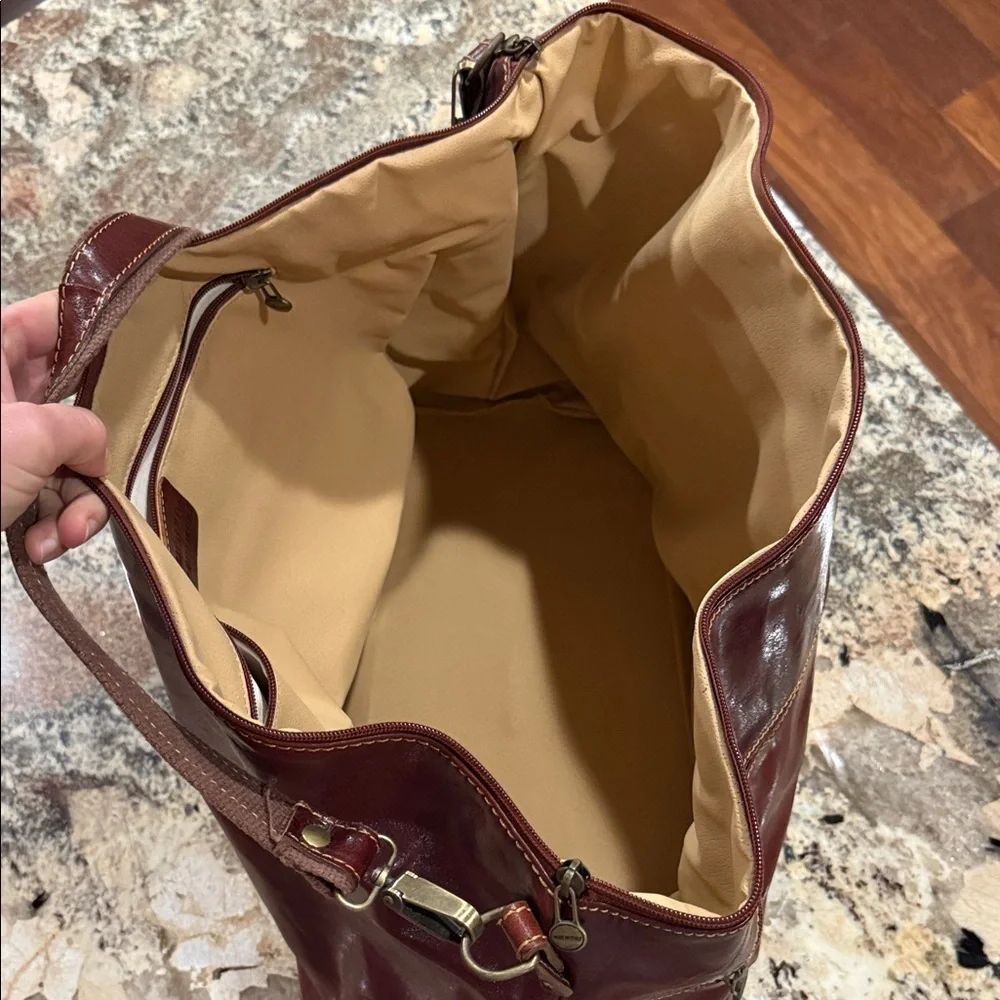 Made in Italy - Italian Leather Travel Shoulder Bag - Picture 3 of 7